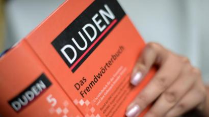Symbolbild: Monika Skolimowska/dpa
Ein Fremdwörterbuch sollte man eigentlich nicht brauchen, um einen Zeitungsartikel zu verstehen.