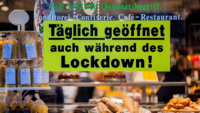 Archivbild: Rolf Vennenbernd, dpa
Ein Schild im Schaufenster einer Konditorei weist die Kunden darauf hin, dass das Geschäft weiter geöffnet ist. Der in der Corona-Krise gebräuchliche Begriff „Lockdown“ ist der „Anglizismus des Jahres“ 2020.