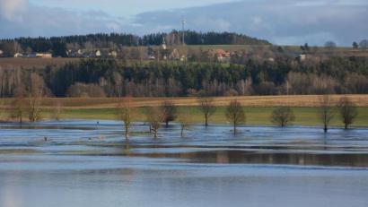Bild: jr
Große Wasserflächen haben sich auf Wiesen und Feldern im Bereich zwischen Hofteich um der Kriegermühle gebildet. Im Hintergrund zu sehen ist die Ortschaft Leonberg.