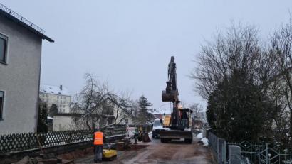 Bild: sne
Die Wasserleitungen Am Neuen Weg sind geflickt worden. Für eine Erneuerung der Rohre wird es dennoch einmal Zeit, räumt Bürgermeister Edgar Knobloch ein.