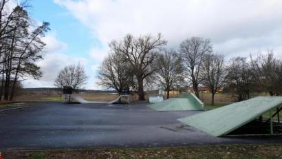 Bild: Stefanie Gradl
Ein Quadfahrer hat die Rampen des Skaterparks zweckentfremdet und dabei beschädigt. Die Stadt Vilseck sucht nun Zeugen.
