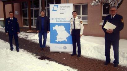 Bild: Thomas Scheuring/exb
Die Ruhestandsurkunde überreichen (von links) der stellvertretende Studienortsleiter, Polizeidirektor Markus Ixmeier, der Studienortsleiter Regierungsdirektor Stefan Loos und der Direktor der Hochschule für den öffentlichen Dienst, Ingbert Hoffmann, an Polizeioberrat Günter Geiler.