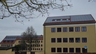 Bild: dob
Auf dem Dach der Grundschule (links) und ehemaligen Förderschule (rechts) sorgt die Sonne für Ökostrom.