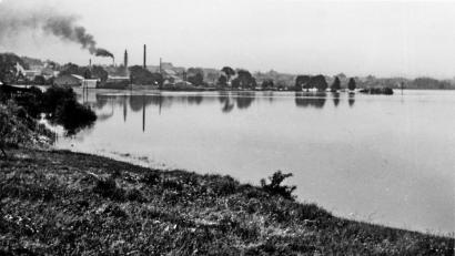 Bild: Archiv Sporrer
Blick von der Falkenberger Straße hin zur Stadt. Der untere Stadtteich war 1954 wieder lebendig geworden.