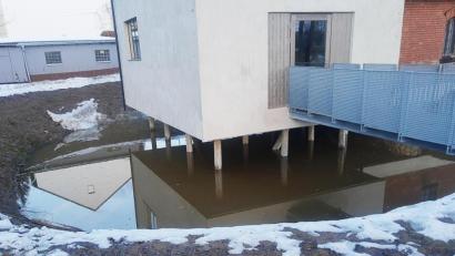 Bild: ld
Das Tauwetter in den vergangenen Tagen ließ einen kleinen See am Fuße der Stützen des Schlachthauses entstehen. Nun hat Brand vorübergehend ein „über dem Wasser schwebendes Schlachthaus“.