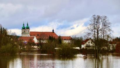 Bild: Jürgen Klein/exb
Das Wondreb-Hochwasser hat der Basilika Waldsassen vier Türme beschert.