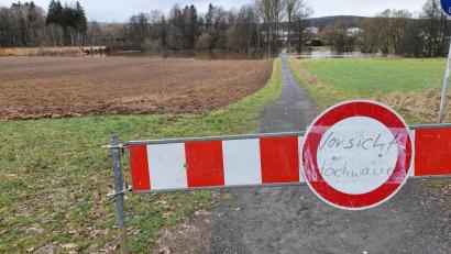 Bild: hmr
Ein Gesperrt-Schild steht an der Neualbenreuther Straße an der Einmündung zum Fußweg zur Stegwiesenstraße.
