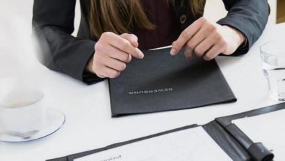 Bild:  Christin Klose/dpa
Gut vorbereitet sein: Ihre Selbstpräsentation für ein Vorstellungsgespräch sollten Bewerber am besten mehrfach proben.