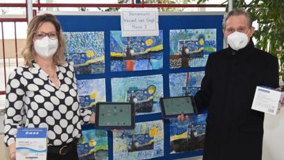 Bild: gf
Besprechen die Lage an der Grundschule Poppenricht: Rektorin Janina Schmidt (links) und Zweiter Bürgermeister Hermann Böhm. Im Bedarfsfall bietet die Schule den Kindern Leihtablets an.