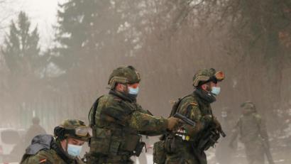 Bild: Benjamin Lihring/exb
Waffenausbildung beim Panzergrenadierbataillon 122: Die Soldaten müssen die Hygieneregeln auch bei den Übungen im Wald einhalten. Wenn der Abstand nicht gegeben ist, muss die Maske aufbleiben.
