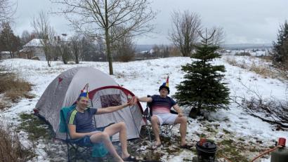 Bild: Schlüsselclub Münchenreuth/exb
Eine Inszenierung für das "Michareither Fosnatbladl": Zwei Camper entschieden sich, jeden noch möglichen Tag am Großen Weiher in Plößberg zu verbringen. Seit November halten sie auch bei Minustemperaturen eine Mahnwache ab - noch bis zum Faschingsdienstag.