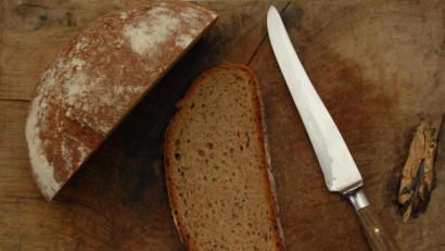 Bild: E. Vogl/exb
Die bekannte Hildegard-Expertin Johanna Eisner rät: „Essen Sie immer mal wieder eine Scheibe Brot mit besonderer Achtsamkeit. Lassen Sie es zum Erlebnis werden.“