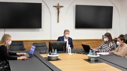 Bild: stg
Die Impfregistrierung erfolgt über eine Hotline, an deren Ende Mitarbeiterinnen aus Kemnath setzen.