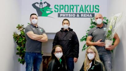 Bild: do
Die Physiotherapeuten Dominik Brüderer und Sandra Neumann, Bürgermeister Marcus Gradl, PKA Jana Witzl und Geschäftsführer Florian Meier (von links) eröffneten die Physiotherapiepraxis "Sportakus Physio & Reha".