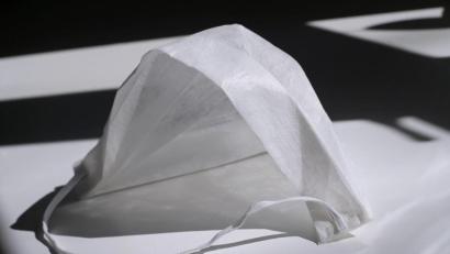 Bild: Karl-Josef Hildenbrand
Ein medizinischer Mundschutz liegt auf einem Tisch im Sonnenschein. Foto: Karl-Josef Hildenbrand/dpa/Archivbild