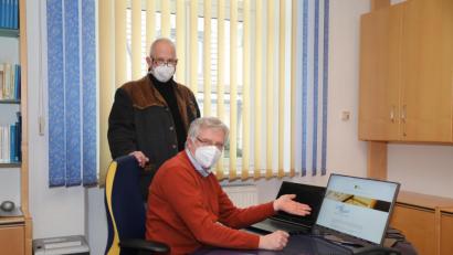 Bild: njn
Bürgermeister Johannes Reger (sitzend) und Verwaltungsmitarbeiter Jochen Neumann freuen sich, die Händler in und um Erbendorf mit „Click & Collect“ von städtischer Seite unterstützen zu können.