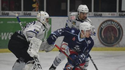 Archivbild: gb
Heimniederlage und Auswärtssieg: In der Hans-Schröpf-Arena unterlagen die Blue Devils dem SC Riessersee mit 5:6 (Szene mit Dennis Palka vor dem Kasten von SCR-Goalie Christian Schneider), in Garmisch-Partenkirchen gewannen die Weidener mit 5:4 nach Verlängerung. Am Sonntag treffen beide Teams zum dritten Mal aufeinander.
