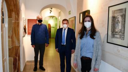Bild: Michael Hitzek/exb
Thomas Gesche und Geschäftsleiter Thomas Wittmann begrüßten Christina Scharinger im Oberpfälzer Volkskundemuseum.