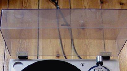 Bild: Sven Appel/dpa
Wer noch einen alten Plattenspieler herumstehen hat, kann diesen mit einigen Experten-Tipps schnell wieder flott machen. Dafür sollte er komplett erhalten und das Gehäuse nicht zu stark beschädigt sein.