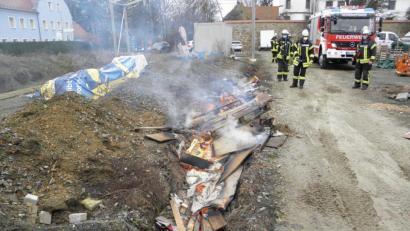 Bild: dob
Unerlaubtes Verbrennen von Müll kann teuer zu stehen kommen. Die Vohenstraußer Feuerwehr löschte das Feuer.
