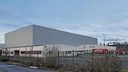 Bild: Gabi Schönberger
Das ATU-Zentrallager im Industriegebiet „Am Forst“ wird wahrscheinlich ab Sommer leer stehen. Die Folgenutzung ist noch offen, heißt es aus dem Unternehmen.
