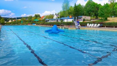 Bild: bsc
Auch wenn der Sommer noch fern ist: Die Mitglieder des Fördervereins Freibad hoffen auf eine möglichst normale Badesaison in Friedenfels und weniger Auflagen. Arbeit, um das Schwimmbad fit zu machen, gibt es genug.