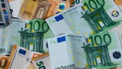 Symbolbild: Jens Büttner
Insgesamt 400 Euro erbeutete ein Betrüger-Trio in zwei Verbrauchermärkten.