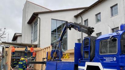 Bild: Völkl
Gut vorbereitet und koordiniert: 19 THW-ler arbeiten am Samstag Hand in Hand, um den neuen Wartebereich am Nabburger Impfzentrum zu bauen.