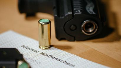 Symbolbild: Oliver Killig
Für die Schreckschusspistole hatte der 26-Jährige keinen Waffenschein bei sich.