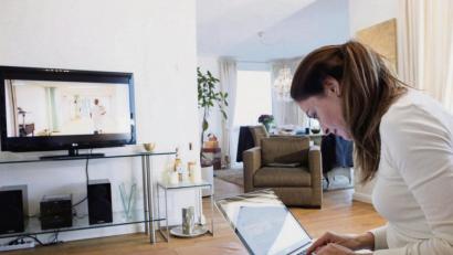 Bild:  Bodo Marks/dpa
27 Prozent der Stromkosten eines Haushaltes gehen laut Branchenstatistiken in die Informationstechnik – also Geräte wie Fernseher und Notebook.