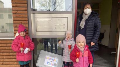 Bild: du
Vor dem Kindergarten in Schirmitz steht eine Entdeckungskiste mit Überraschungen für die Kinder bereit.
