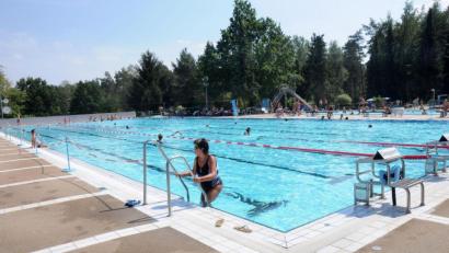 Archivbild: Stephan Huber
"Alle Becken sind geöffnet." Das verspricht Schwimmvereinsvorsitzende Ilona Forster für die Badesaison 2021. Die Sanierung soll erst im Herbst beginnen.