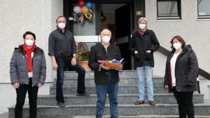Bild: Götz
Viel Abstand und Maske: Die Bundestagsabgeordnete Marianne Schieder (rechts) und SPD-Kreisvorsitzender Peter Wein (links) gratulierten Hans Schuierer (Mitte) vor der Haustür. Im Hintergrund Sohn Max und Karin Schuierer.
