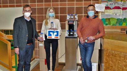 Bild: wbe
Schülersprecherin Veronika Lösl war die erste, die eine Trinkflasche mit dem Schullogo von Rektor Peter Danninger (links) und Förderlehrer Thomas Panzer (rechts) in Empfang nahm.