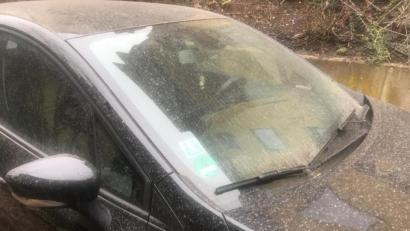 Bild: rhi
Der abgeregnete Sahara-Staub verschmutzte in der Nacht zum Sonntag die Autos, die im Freien standen.