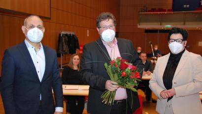 Bild: Gerd Spies
Johannes Foitzik (Mitte) tritt bei der Bundestagswahl erneut als Direktkandidat der SPD an. Europaparlamentarier Ismail Ertug (links) und Birgit Fruth (rechts), die Vorsitzende der SPD-Fraktion im Amberger Stadtrat, gratulieren.
