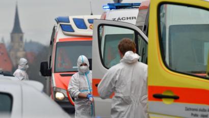 Bild: Slavomír Kubeš/dpa
Tschechien, Cheb: Medizinische Mitarbeiter tragen Schutzkleidung und stehen vor Krankenwagen. Um Krankenhäuser zu entlasten, wurden Patienten mit mäßigem Krankheitsverlauf per Krankenwagen nach Prag, Pilsen und Mittelböhmen gebracht.