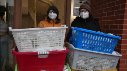 Bild: Gerd Spies
Judith Aust (links) und Andrea Knipp hätten noch mehr FFP2-Masken verteilen können.