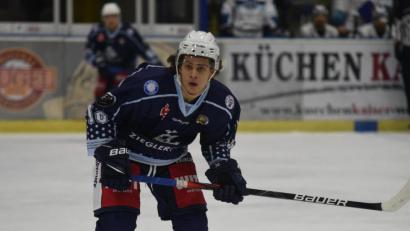 Archivbild: gb
Alec Zawatsky brachte die Blue Devils in Garmisch-Partenkirchen mit 1:0 in Führung. Zum Sieg reichte es für Weiden aber nicht: Der SC Riessersee gewann am Ende mit 4:3.