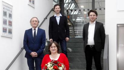 Bild: Hirsch
SPD-Bezirksvorsitzender Franz Schindler und die Kreisvorsitzenden Franz Kopp und Peter Wein (von links) gratulierten MdB Marianne Schieder mit einem Blumenstrauß zur einstimmigen Nominierung.