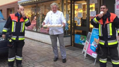 Bild: lei
Vorsitzender Thomas Kormann (links) und Kommandant Sven Zocher (rechts) genießen dankbar die süßen Krapfen der Bäckerei Winter.