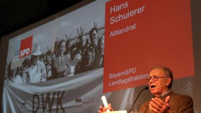 Archivbild: Götz
25 Jahre nach dem Aus der WAA Wackersdorf: Hans Schuierer bei einer Ansprache in der Schwandorfer Oberpfalzhalle.