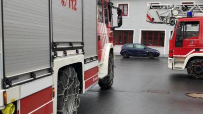 Bild: mde
Damit im Einsatzfall auch bei schlechten Wetter- und damit widrigen Straßenverhältnissen die Einsatzkräfte sicher mit den Einsatzfahrzeugen ausrücken können, legten die Maschinisten unter anderem auf dem Hilfeleistungslöschfahrzeug (links) und der Drehleiter die Schneeketten auf.