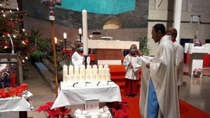 Bild: zer
Pfarrer Jaison Thomas segnete die vielen Kerzen, auch die, welche die Kinder zuhause bastelten, beklebten und gestalteten. Jetzt können sie alle in der Kirche abgeholt werden.