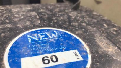 Bild: za
Saharastaub auf einer Mülltonne in Luhe-Wildenau