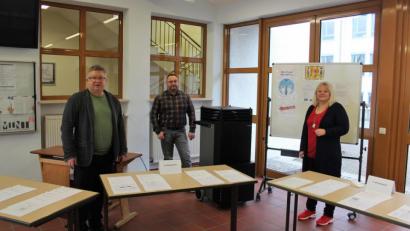 Bild: stg
In der Aula können sich die Schülerinnen und Schüler der Staatlichen Realschule - hier Schulleiter German Helgert (l.), 1. Konrektor Holger König und 2. Konrektorin Sandra Hering - gebündelt und sortiert ihre Materialien abholen, wenn es mit der Drucker zu Hause nicht klappt.