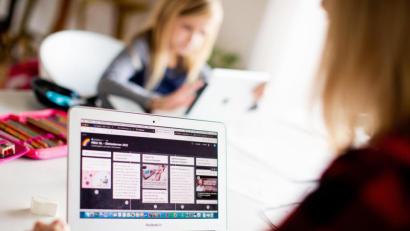 Bild: dpa/Rolf Vennenbernd
Unterricht von zu Hause aus – eine Herausforderung für Lehrer, Schüler und Eltern. Aber auch für das Medienzentrum Amberg-Sulzbach, das in den vergangenen Monaten die technische Voraussetzungen und Cloud-Lösungen für das digitale Lehren schaffte.