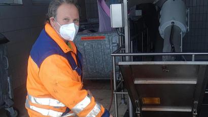 Bild: ld
Zur täglichen Arbeit des Klärwärters Bernhard Schindler gehört das Abspritzen des Sandfangs in der ersten Reinigungsstufe.