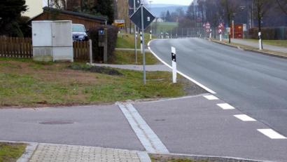 Bild: fsb
Der gepflasterte Gehweg wird von der Einmündung der Pfarrer-Gottfried-Leibl-Straße ortsauswärts um etwa 17 Meter verlängert.