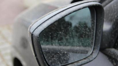 Bild: gri
Regentropfen transportierten den Saharastaub Richtung Boden - schön zu sehen an den Autos.